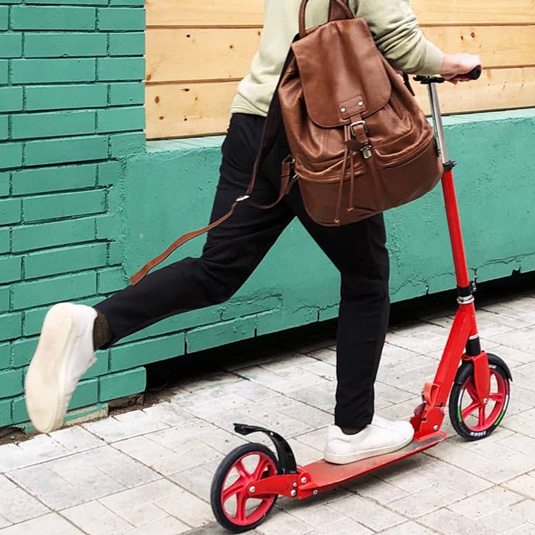 Photo d'une personne en trottinette